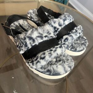 Koolaburra UGG Sandals Womens 6
Fuzz'd Out Cheetah Print Faux Fur
Slingbacks